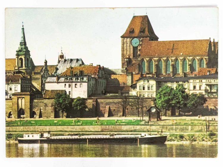TORUŃ - BRAMA ŻEGLARSKA I BAZYLIKA KATEDRALNA OD WISŁY LATA 60. / 70. PRL