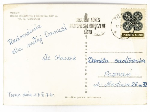 TORUŃ - BRAMA KLASZTORNA W TLE WIDOCZNA WIEŻA KOŚCIOŁA DUCHA ŚW. 1971 PRL