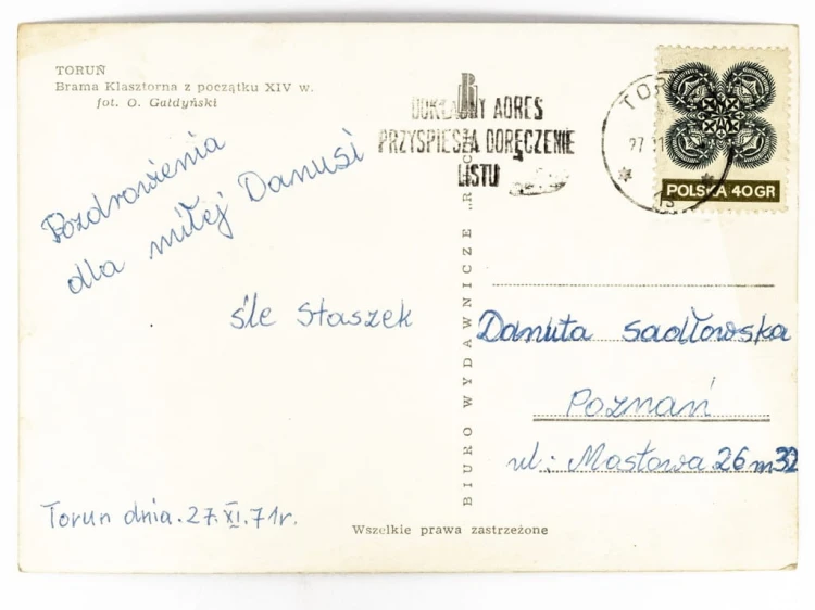 TORUŃ - BRAMA KLASZTORNA W TLE WIDOCZNA WIEŻA KOŚCIOŁA DUCHA ŚW. 1971 PRL