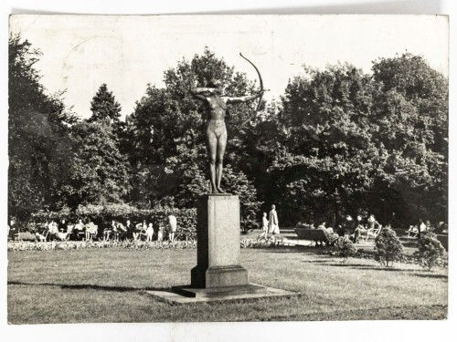 BYDGOSZCZ - POSĄG ŁUCZNICZKI W PARKU IM. JANA KOCHANOWSKIEGO 1970 PRL
