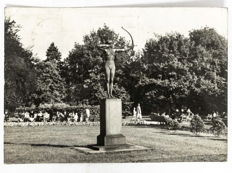 BYDGOSZCZ - POSĄG ŁUCZNICZKI W PARKU IM. JANA KOCHANOWSKIEGO 1970 PRL