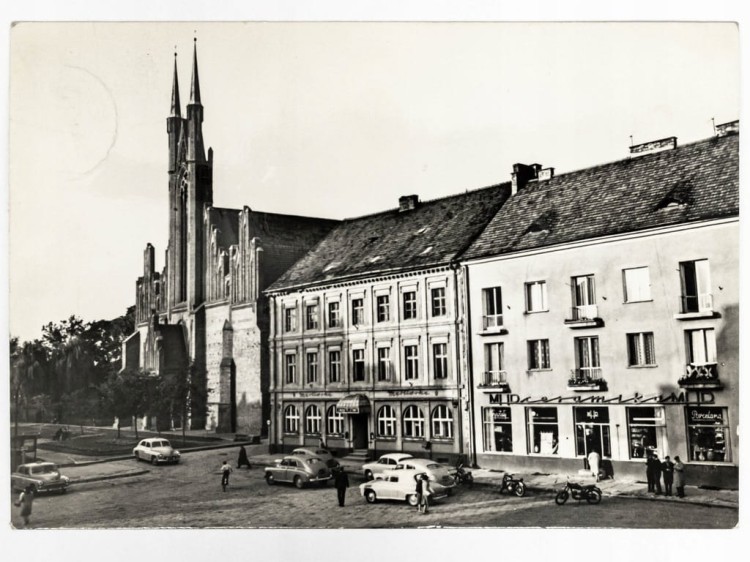 ŚWIEBODZIN - PLAC OBROŃCÓW POKOJU Z KOŚCIOŁEM ŚW. MICHAŁA LATA 60. PRL