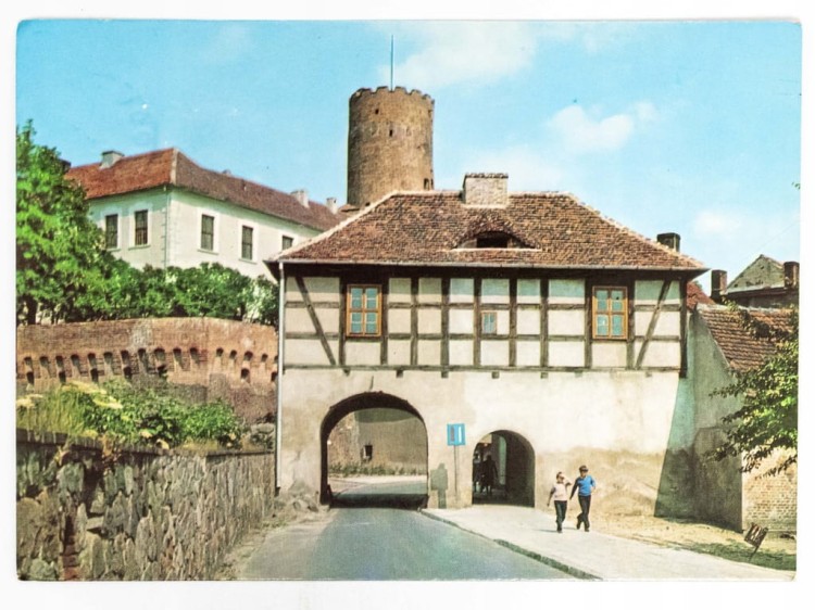 ŁAGÓW - BRAMA MARCHIJSKA Z WIEŻĄ ZAMKOWĄ W TLE 1979 PRL
