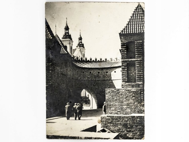 WARSZAWA - BARBAKAN 1957 PRL CEGIEŁKA SFOS