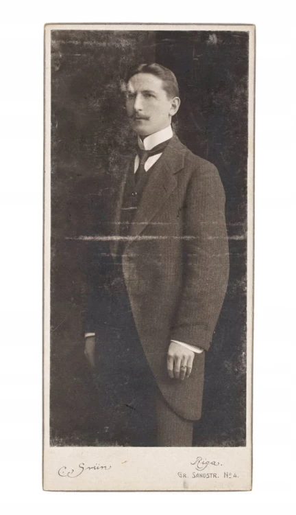 STARA FOTOGRAFIA - MĘŻCZYZNA W GARNITURZE, ATELIER RYGA 1908