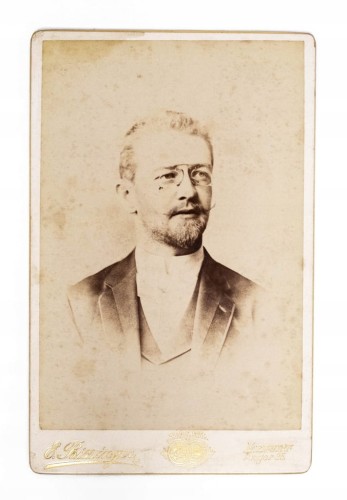 STARA FOTOGRAFIA - MĘŻCZYZNA W GARNITURZE, ATELIER ERFURT NIEMCY 1885