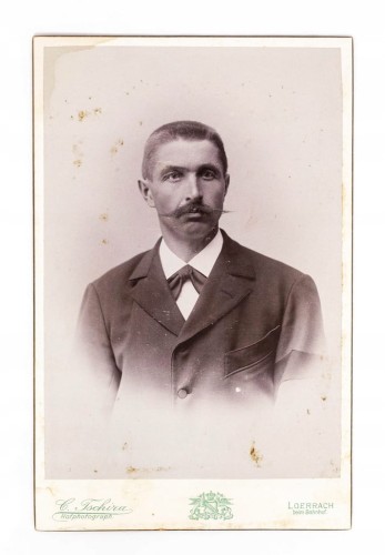 STARA FOTOGRAFIA - MĘŻCZYZNA W GARNITURZE, ATELIER LORRACH NIEMCY 1895
