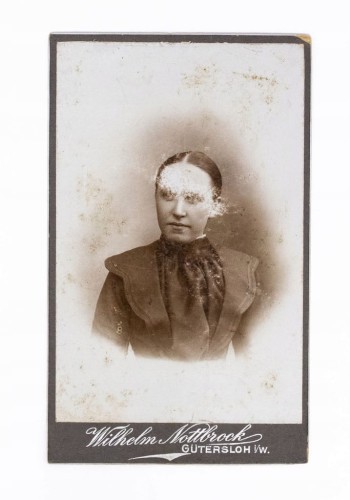 STARA FOTOGRAFIA - KOBIETA W SUKNI, ATELIER GUTERSLOH NIEMCY