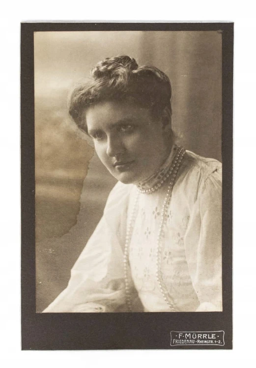STARA FOTOGRAFIA - KOBIETA W SUKNI, ATELIER FRIEDENAU NIEMCY 1906/1907