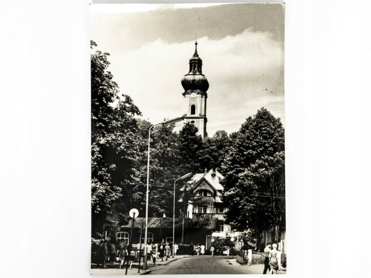 POLANICA-ZDRÓJ - UL ZDROJOWA Z KOŚCIOŁEM WNIEBOWZIĘCIA NMP LATA 60 / 70 PRL
