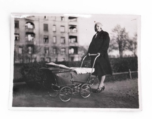 STARA FOTOGRAFIA - KOBIETA Z WÓZKIEM DZIECIĘCYM