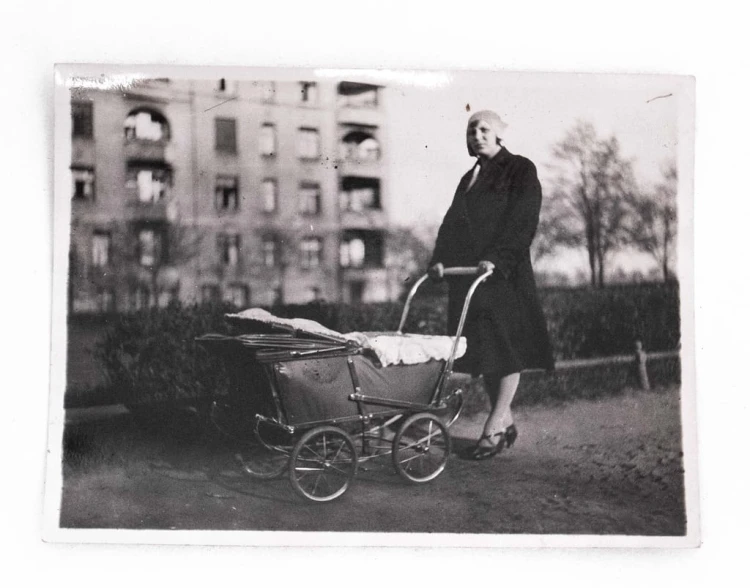 STARA FOTOGRAFIA - KOBIETA Z WÓZKIEM DZIECIĘCYM