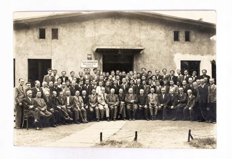 STARA FOTOGRAFIA - SZKOŁA ZAWODOWA UCZNI WARSZTATÓW PKP, POZNAŃ 1946