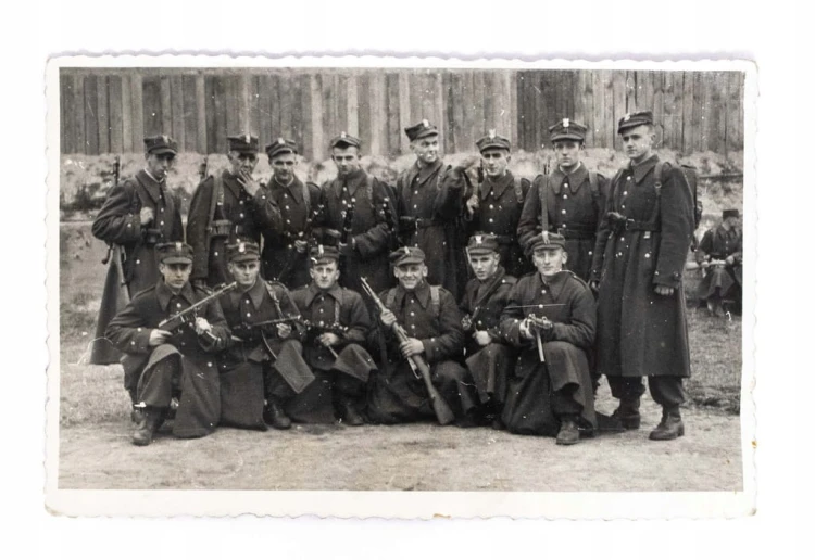 STARA FOTOGRAFIA - ŻOŁNIERZE LWP Z KARABINAMI, OLEŚNICA 1959