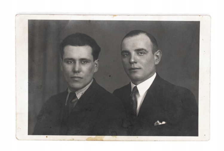 STARA FOTOGRAFIA - MĘŻCZYŹNI W GARNITURACH 1941