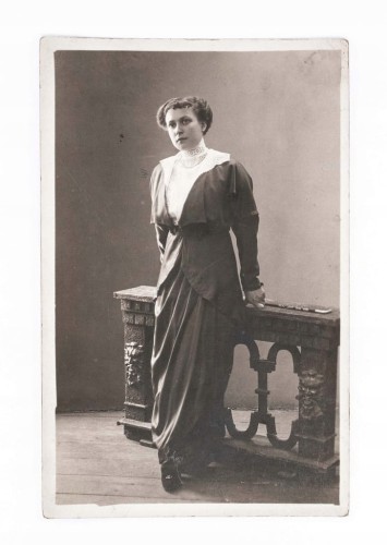 STARA FOTOGRAFIA - KOBIETA W SUKNI 1915