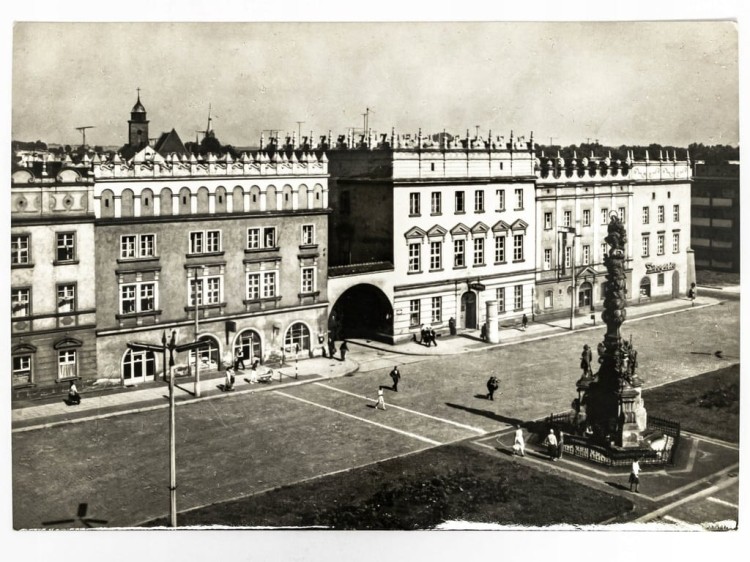 RACIBÓRZ - KAMIENICE W RYNKU Z WIEŻĄ TECHNIKUM FINANSOWEGO W TLE 1969 PRL