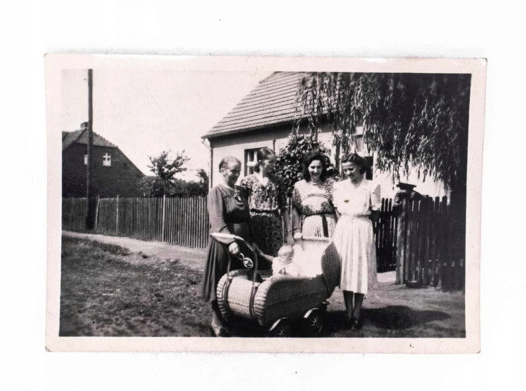 STARA FOTOGRAFIA - ZDJĘCIE RODZINNE, WÓZEK DZIECIĘCY II RP