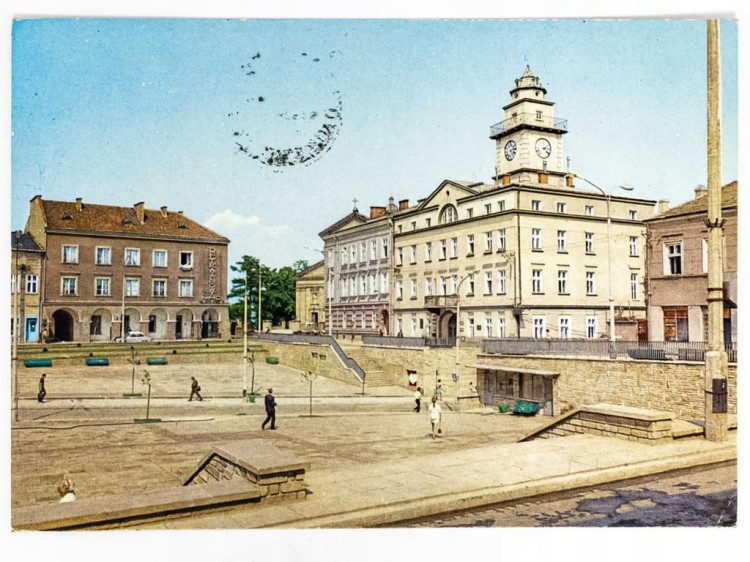 GORLICE - PLAC ARMII CZERWONEJ OBECNIE RYNEK Z BUDYNKIEM RATUSZA 1975 PRL