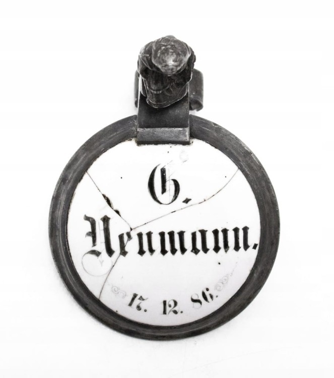 STARA METALOWA POKRYWA DO KUFLA Z PORCELANĄ 1886