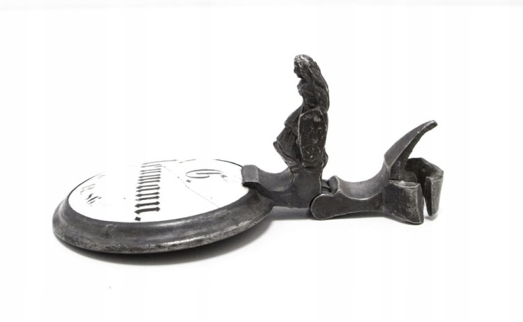 STARA METALOWA POKRYWA DO KUFLA Z PORCELANĄ 1886