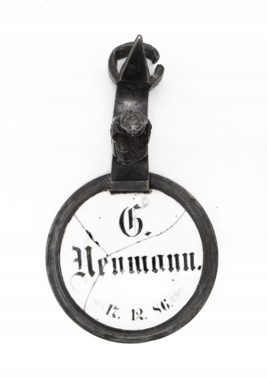STARA METALOWA POKRYWA DO KUFLA Z PORCELANĄ 1886