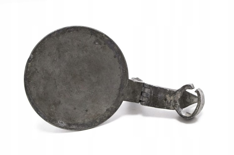 STARA METALOWA POKRYWA DO KUFLA Z PORCELANĄ 1886