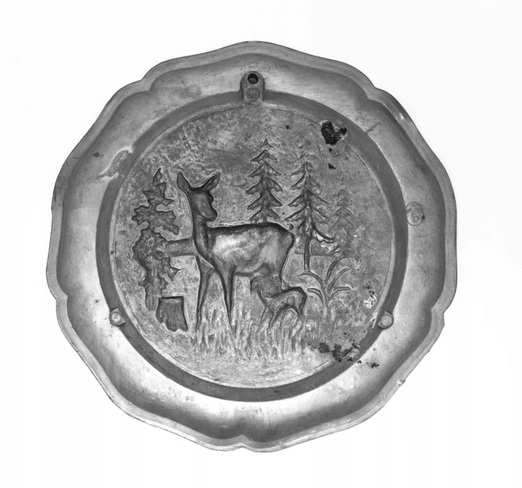 STARY METALOWY TALERZ ŚCIENNY, SARNA Z MŁODYM