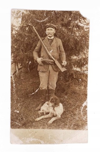 STARA FOTOGRAFIA (pocztówka) - MYŚLIWY ZE STRZELBĄ I PSEM 1911