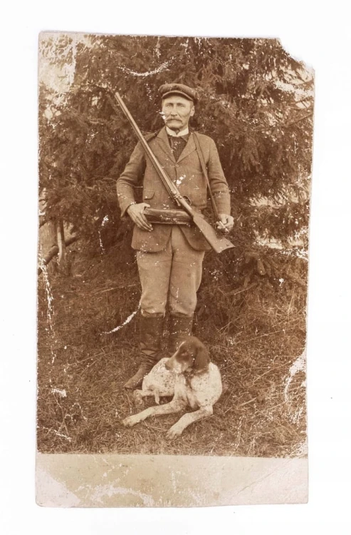 STARA FOTOGRAFIA (pocztówka) - MYŚLIWY ZE STRZELBĄ I PSEM 1911