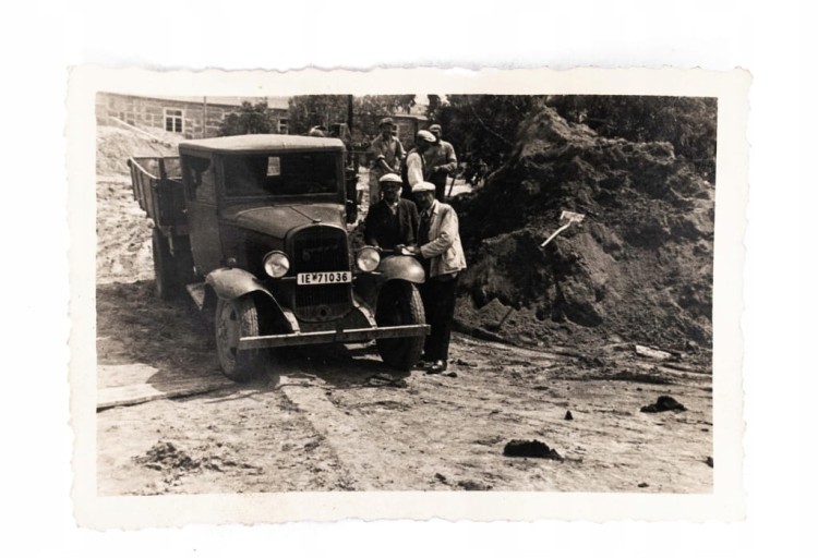 STARA FOTOGRAFIA - MĘŻCZYŹNI NA BUDOWIE, STARE AUTO, POZNAŃ 1941