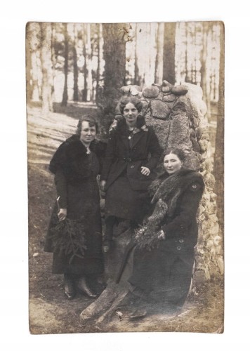 STARA FOTOGRAFIA - KOBIETY W PŁASZCZACH 1920