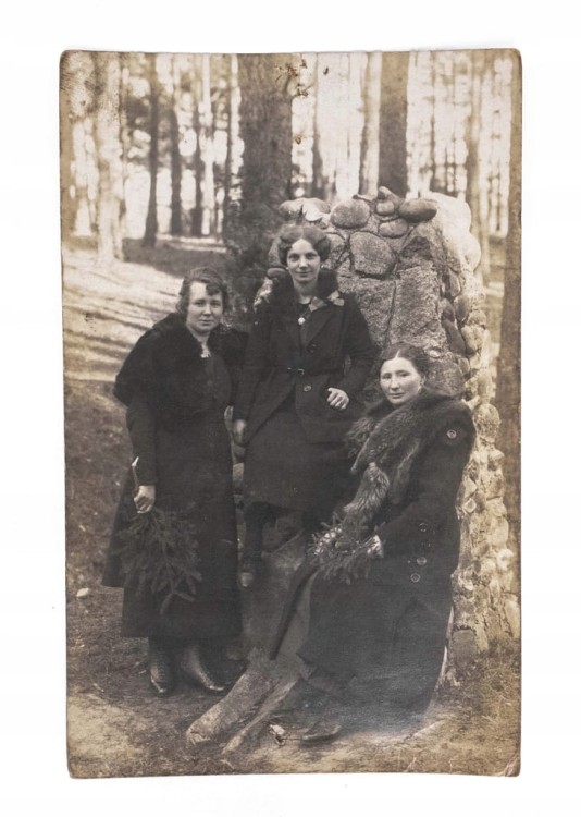 STARA FOTOGRAFIA - KOBIETY W PŁASZCZACH 1920