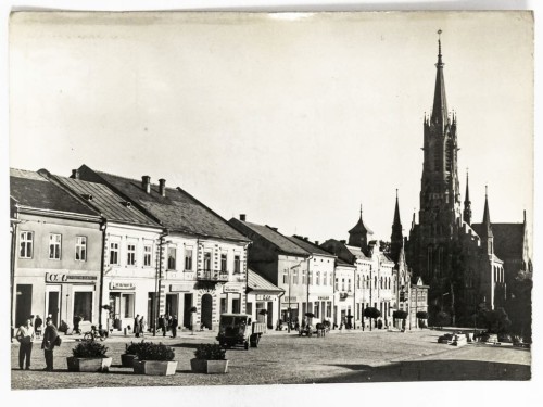 GRYBÓW - RYNEK Z BAZYLIKĄ MNIEJSZĄ PW. ŚW. KATARZYNY W TLE 1968 PRL