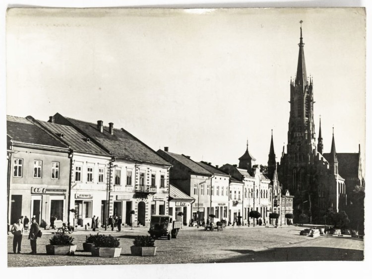 GRYBÓW - RYNEK Z BAZYLIKĄ MNIEJSZĄ PW. ŚW. KATARZYNY W TLE 1968 PRL