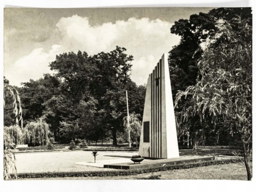 GRYBÓW - POMNIK KU CZCI POLEGŁYCH W LATACH 1939-45 1968 PRL