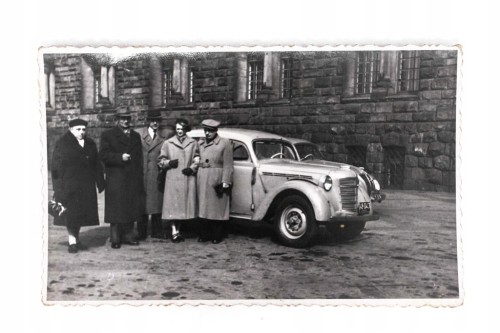 STARA FOTOGRAFIA - KOBIETY Z MĘŻCZYZNAMI, STARE AUTO MOSKWICZ PRL