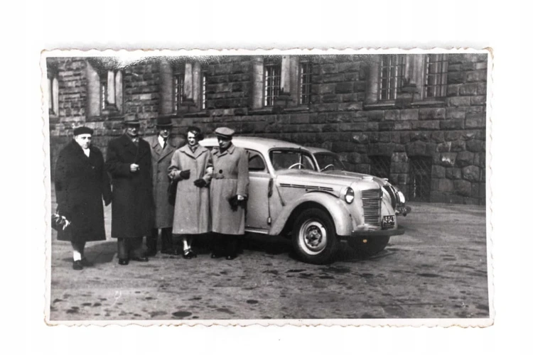 STARA FOTOGRAFIA - KOBIETY Z MĘŻCZYZNAMI, STARE AUTO MOSKWICZ PRL