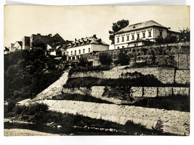 GRYBÓW - FRAGMENT MIASTA Z MUREM OPOROWYM NA RZECE BIAŁEJ 1968 PRL