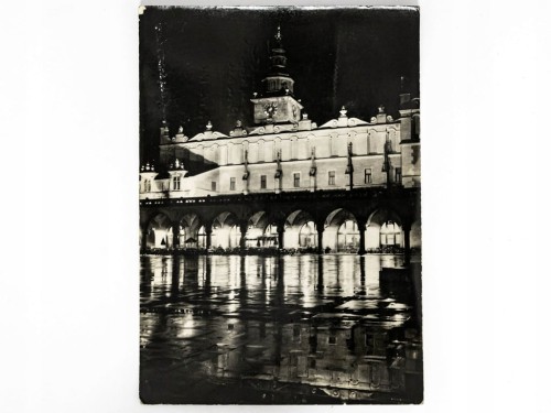 KRAKÓW - SUKIENNICE Z WIEŻĄ RATUSZOWĄ W TLE 1968 PRL