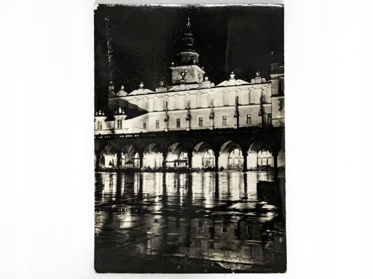 KRAKÓW - SUKIENNICE Z WIEŻĄ RATUSZOWĄ W TLE 1968 PRL