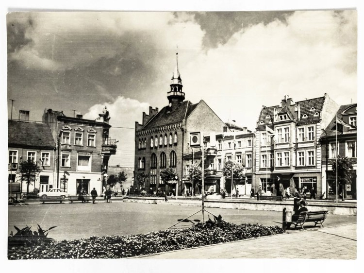 WRZEŚNIA - RYNEK Z RATUSZEM MIEJSKIM LATA 60. PRL