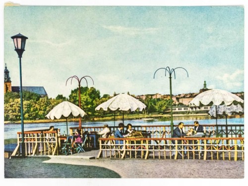 GNIEZNO - KAWIARNIA NAD JEZIOREM JELONEK W TLE ARCHIKATEDRA LATA 60. PRL