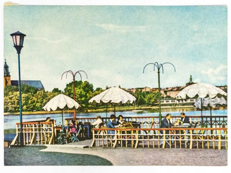 GNIEZNO - KAWIARNIA NAD JEZIOREM JELONEK W TLE ARCHIKATEDRA LATA 60. PRL