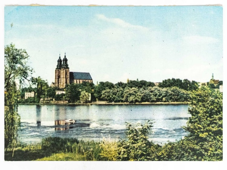 GNIEZNO - ARCHIKATEDRA GNIEŹNIEŃSKA WIDZIANA ZNAD J. JELONEK LATA 60. PRL