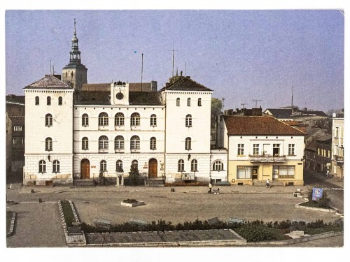 ŚREM - RATUSZ MIEJSKI W TLE WIEŻA KOŚCIOŁA NMP WNIEBOWZIĘTEJ 1989 PRL