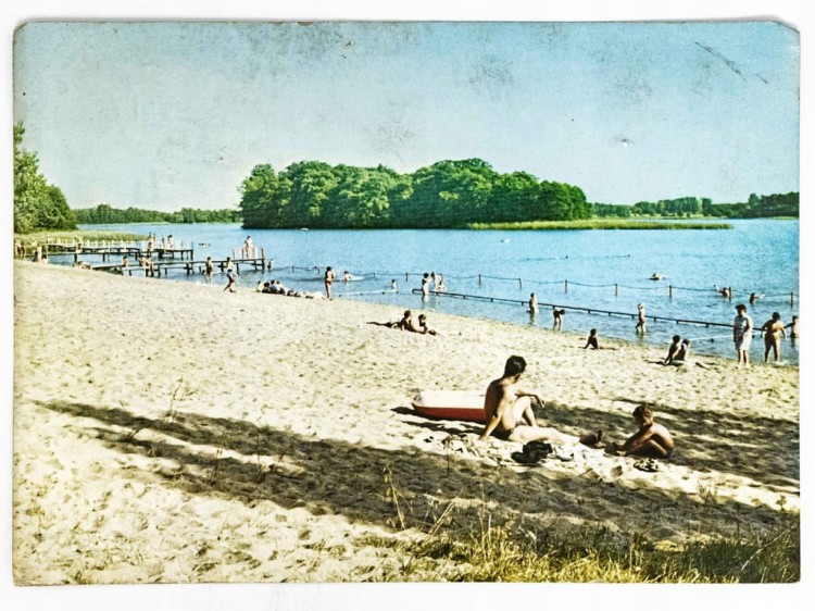 ZANIEMYŚL - PLAŻA Z WCZASOWICZAMI NAD JEZIOREM 1975 PRL