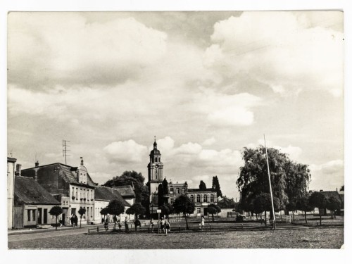 RYCZYWÓŁ - RYNEK MIEJSKI Z WIEŻĄ KOŚCIOŁA ŚW. MIKOŁAJA W TLE LATA 60. PRL