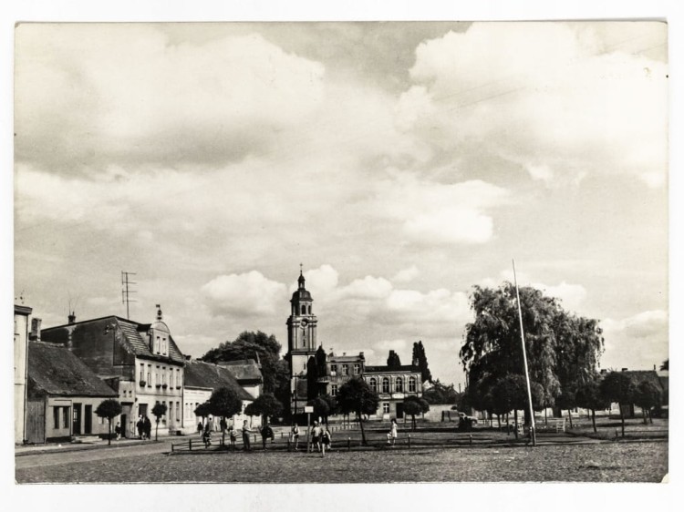 RYCZYWÓŁ - RYNEK MIEJSKI Z WIEŻĄ KOŚCIOŁA ŚW. MIKOŁAJA W TLE LATA 60. PRL
