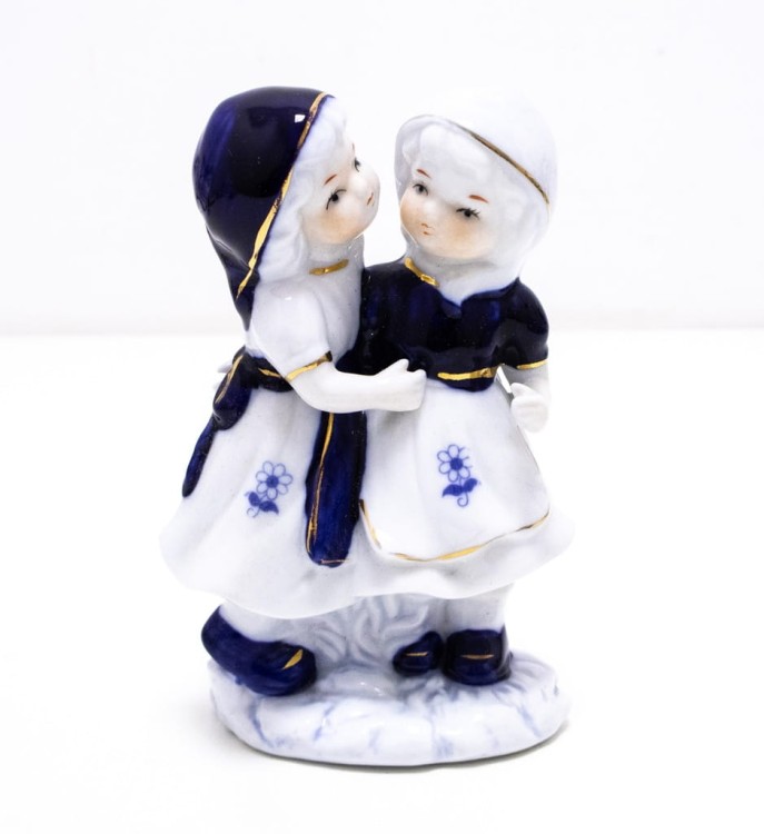 STARA PORCELANOWA FIGURKA KOBIETY W SUKIENKACH